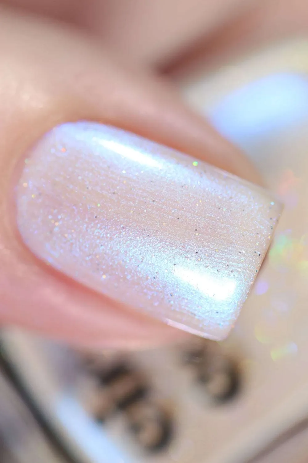 Cirque Colors Mystic Moonstone nagellack mjölkvit shimmer