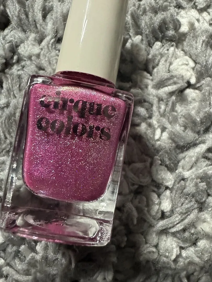 Cirque Colors Pinky’s Up nagellack magenta holografisk shimmer