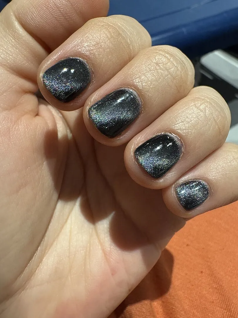 Cirque Colors Black Swan nagellack magnetisk svart