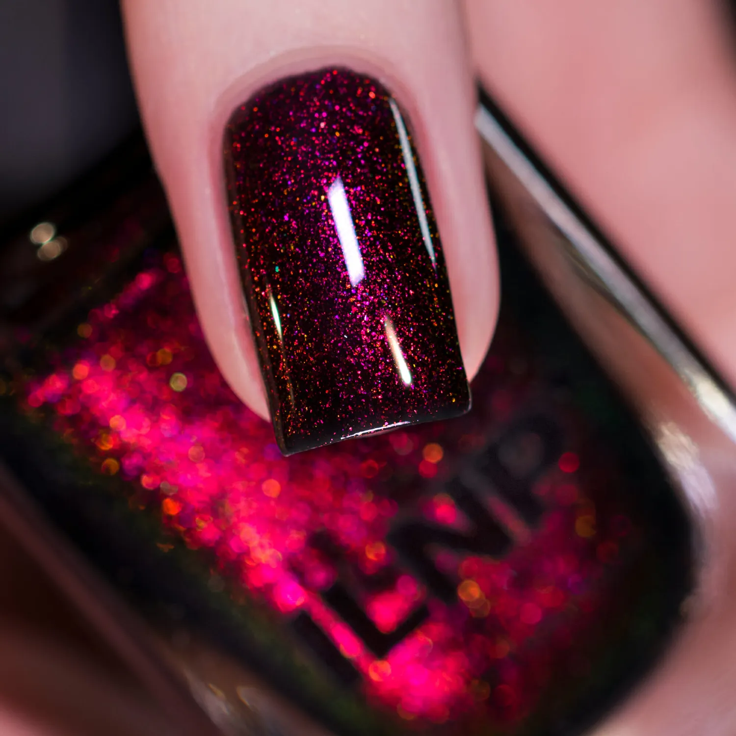 ILNP Lights Out nagellack svart shimmer