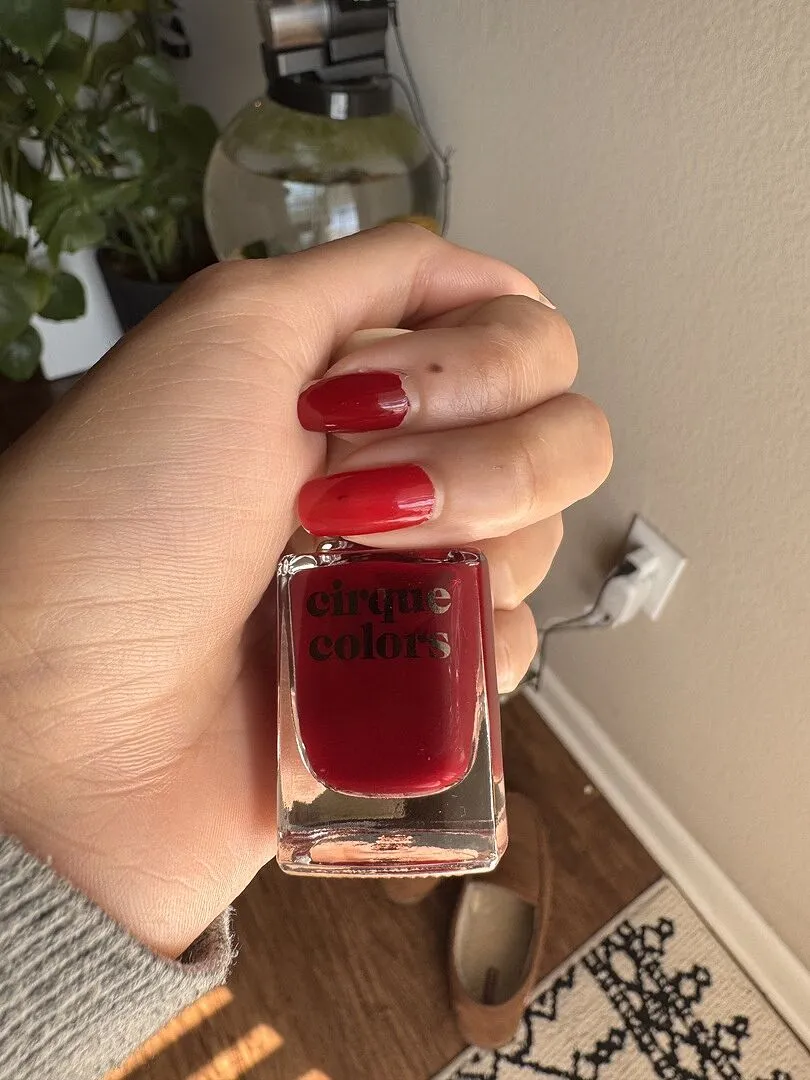 Cirque Colors Rouge Rockefeller nagellack crème vinröd