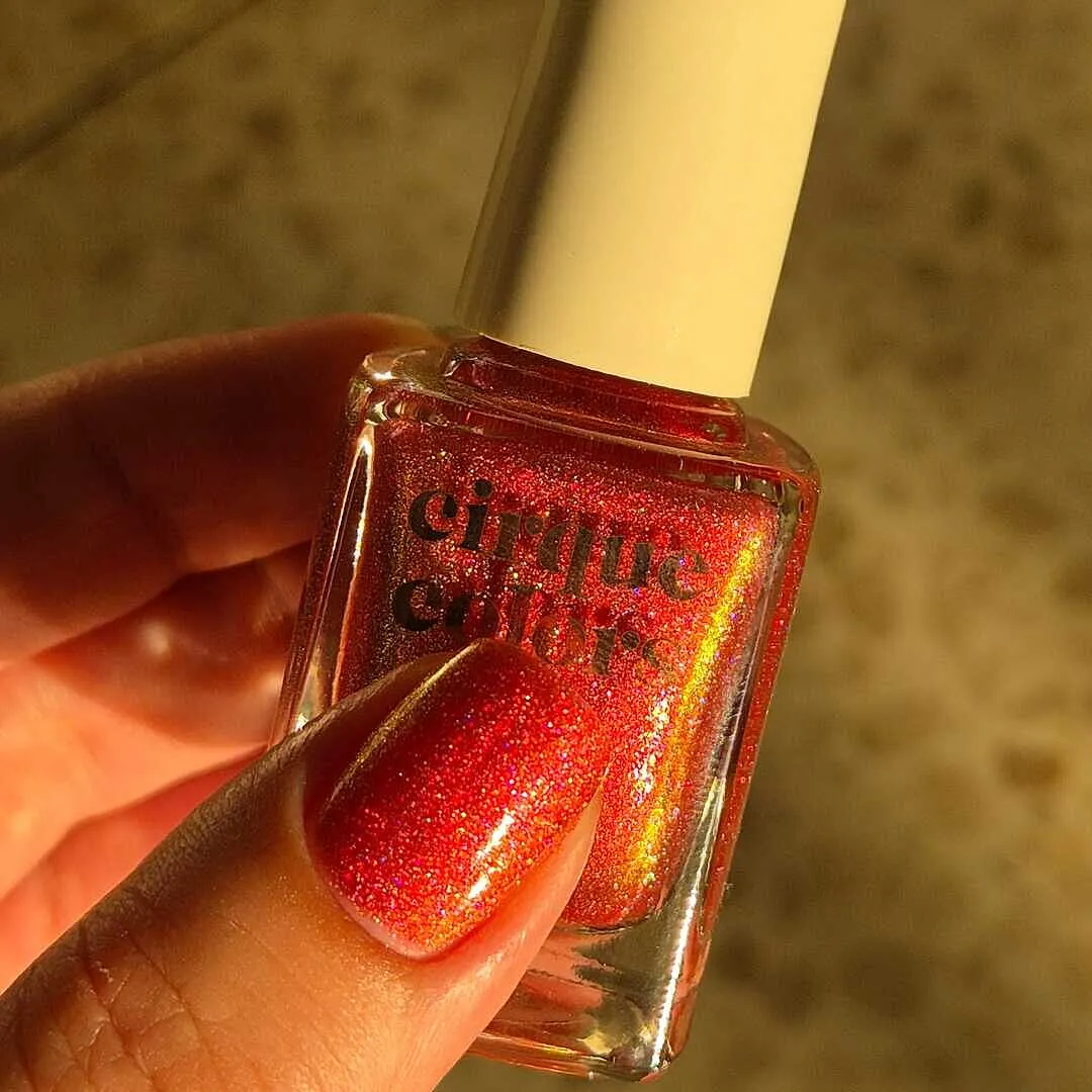 Cirque Colors Ringleader nagellack röd-orange holografisk