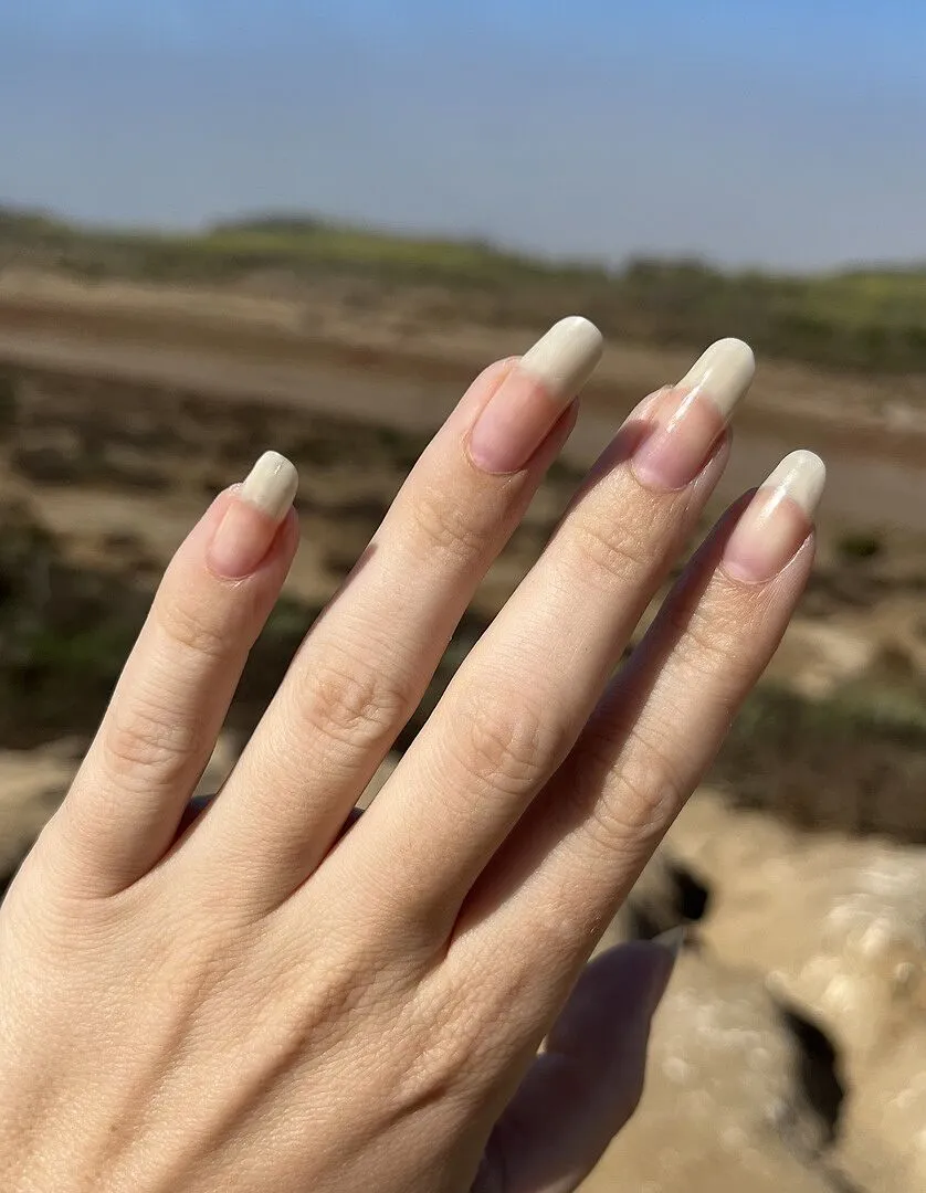 Cirque Colors Linen nagellack mjölkvitt sheer