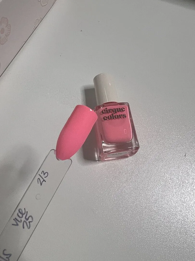 Cirque Colors Valley of the Dolls nagellack neonrosa