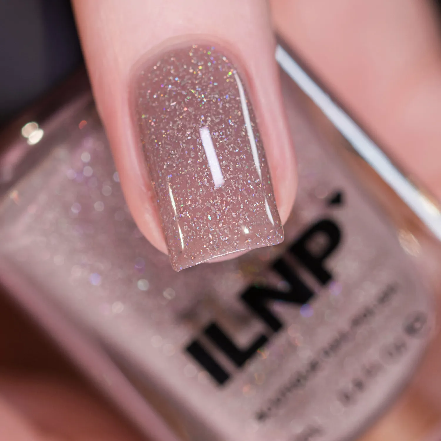 ILNP Prancer nagellack beige nude holografiskt