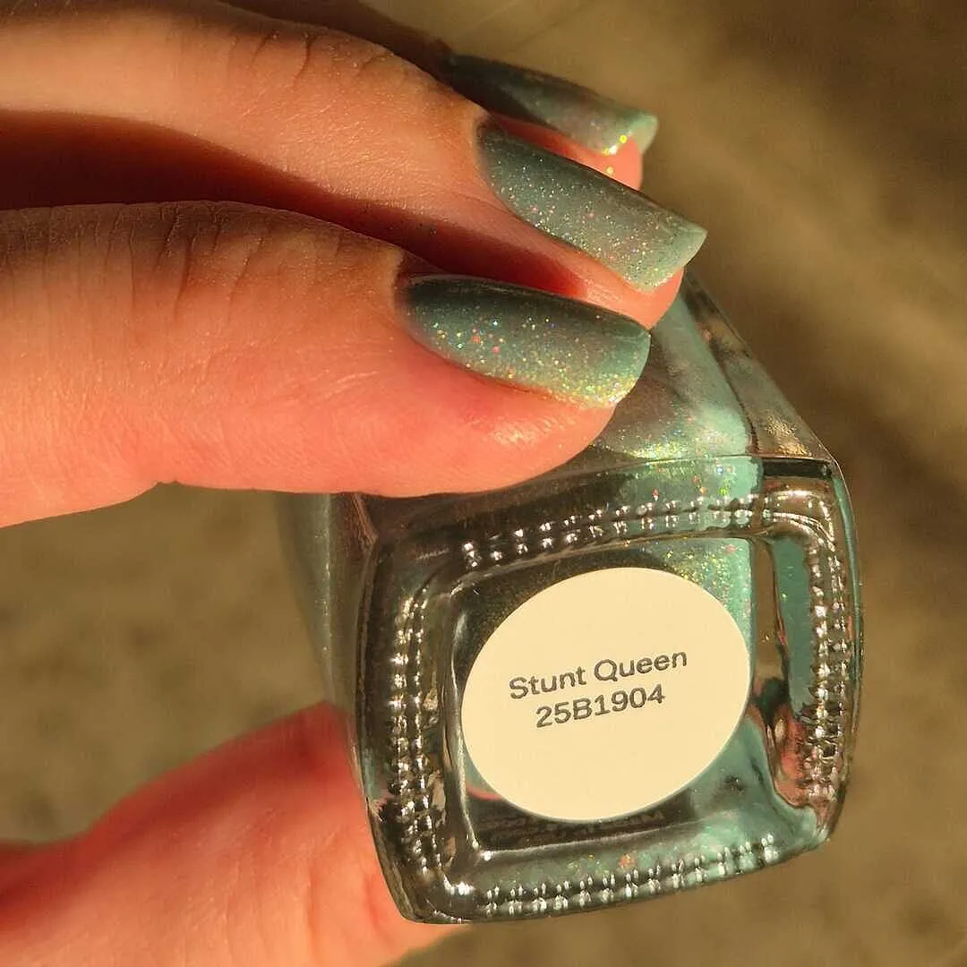Cirque Colors Stunt Queen nagellack turkos holo