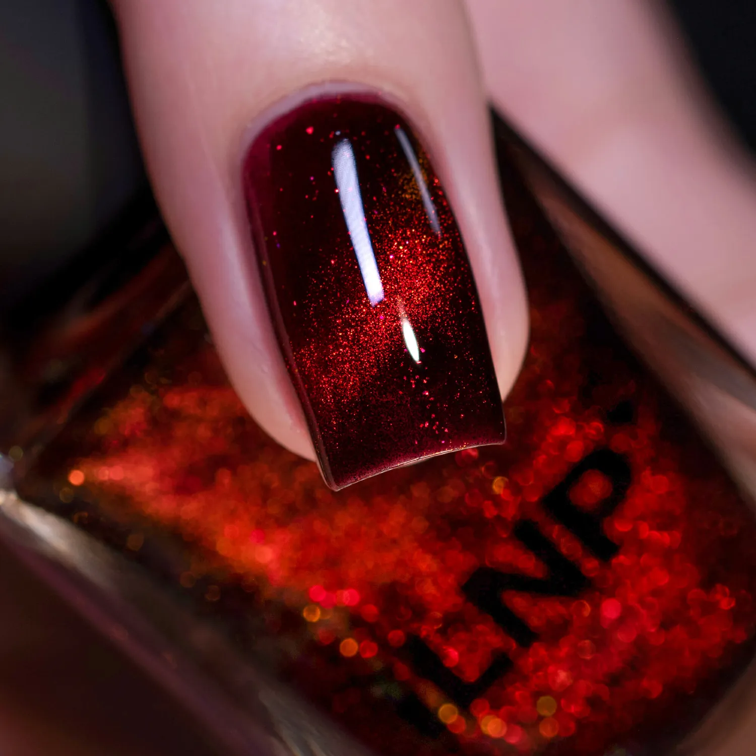 ILNP Trapped Poison nagellack magnetiskt blodrött