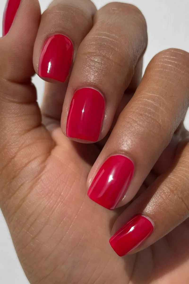 Cirque Colors Strawberry Fields nagellack röd