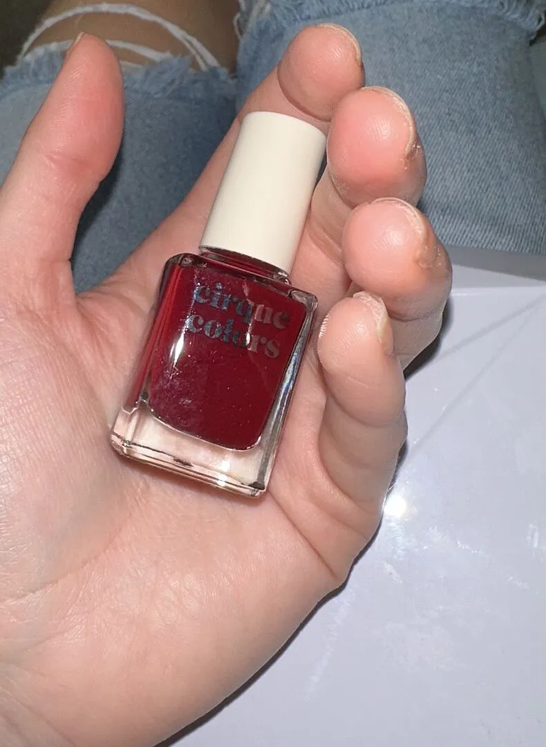 Cirque Colors Rouge Rockefeller nagellack crème vinröd
