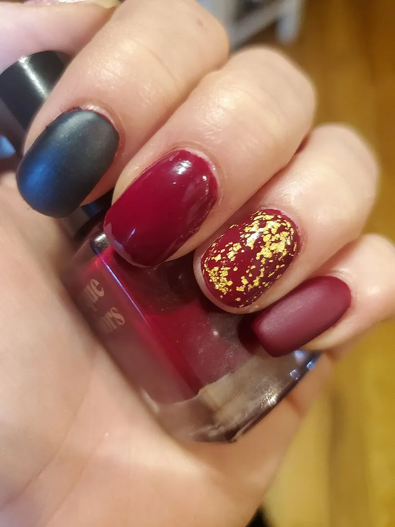 Cirque Colors Rouge Rockefeller nagellack crème vinröd