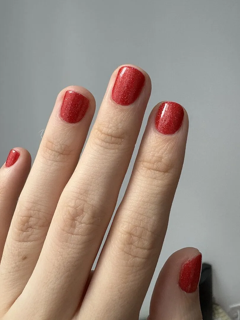 Cirque Red Bttms nagellack rött holografiskt