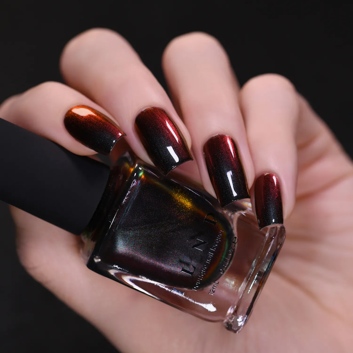 ILNP Eclipse Ultra Chrome nagellack svart med rött skifte