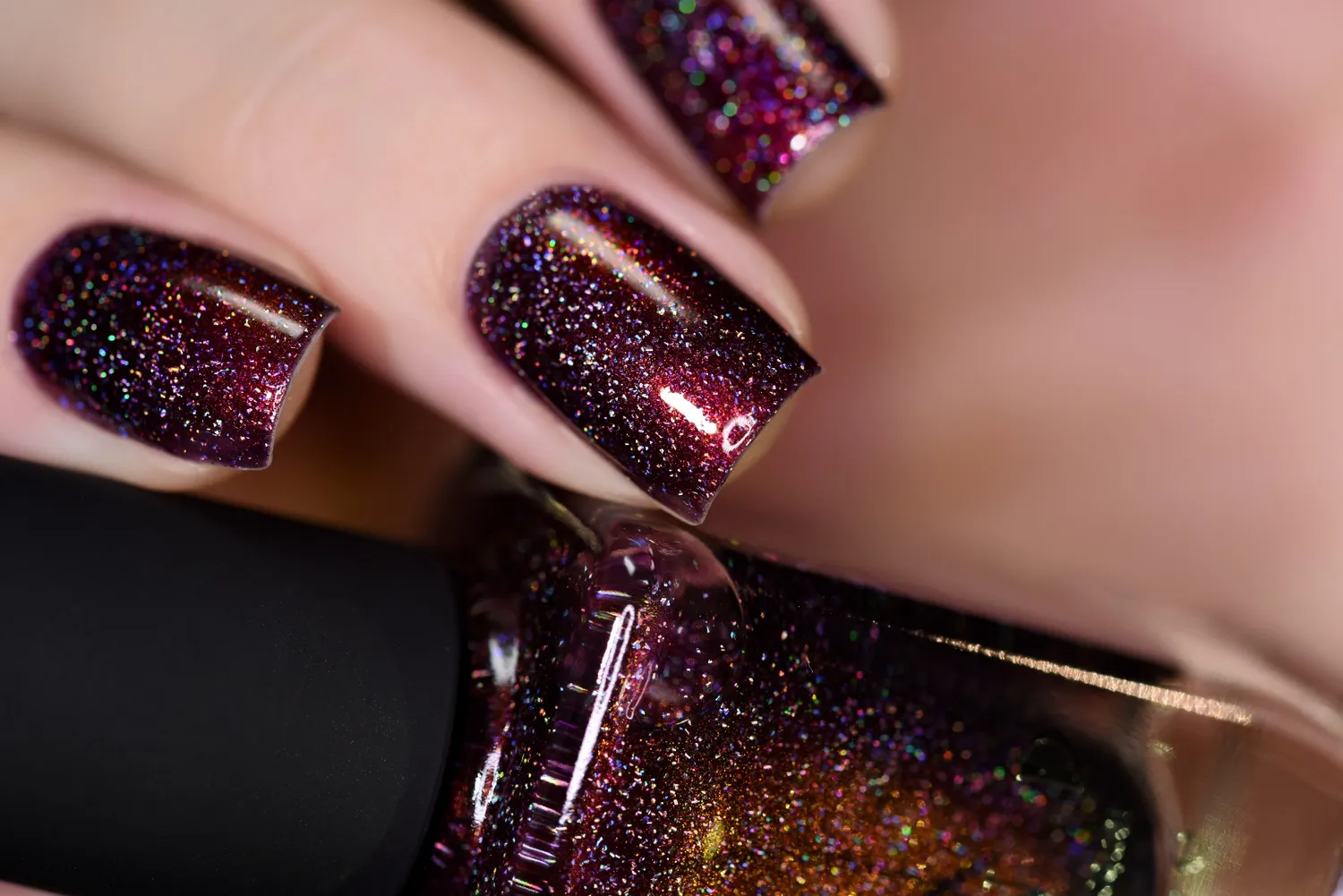 ILNP Bardot nagellack mahognyröd holografisk