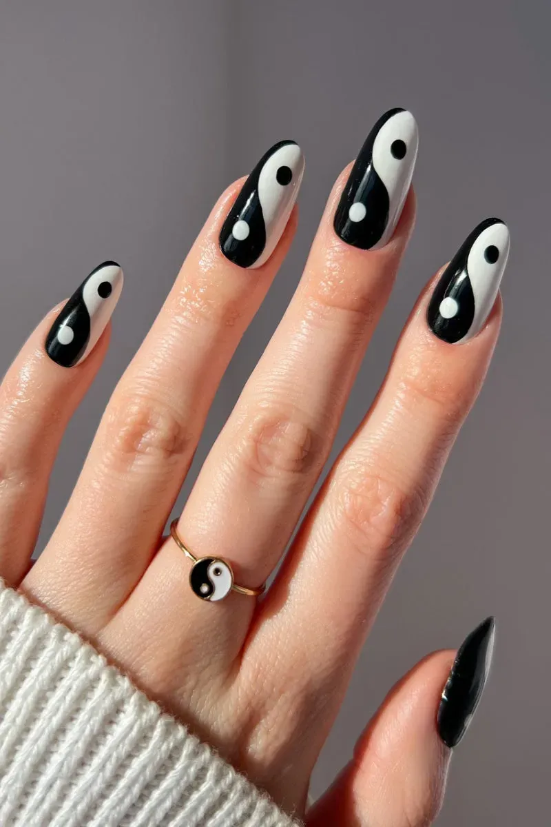 Cirque Colors Yin Yang Duo nagellack svart vit 2-pack