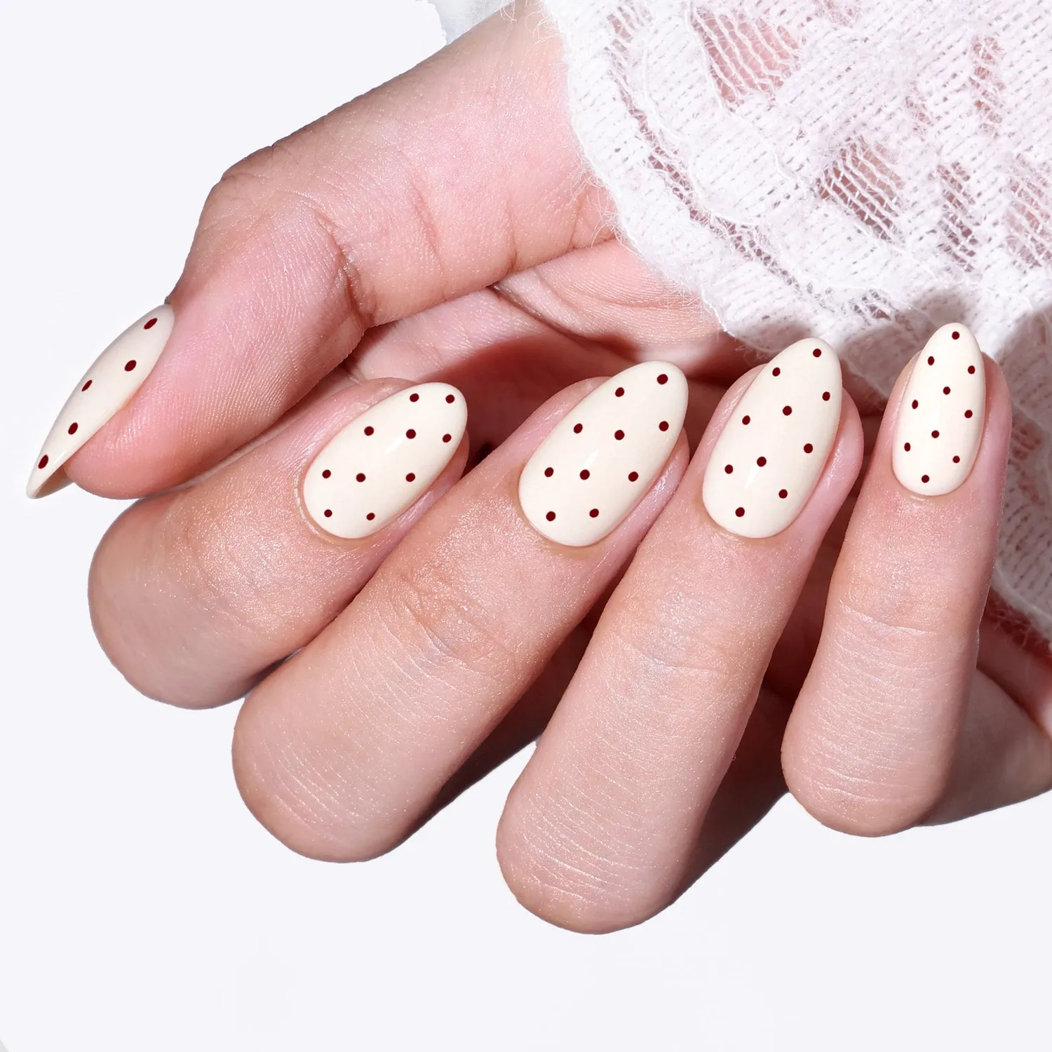 modelones Cream Dots lösnaglar beige röd prickig