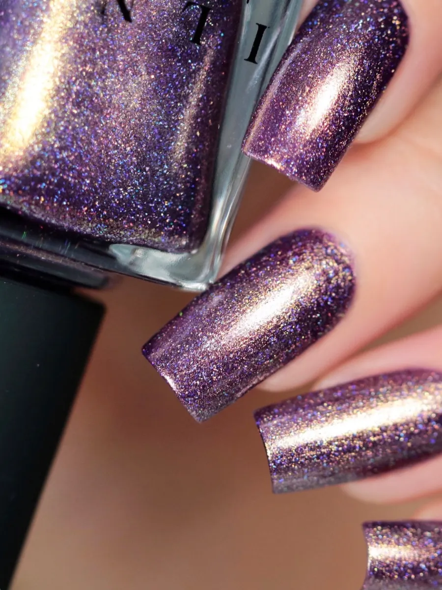 ILNP Off The Grid nagellack lila holografisk