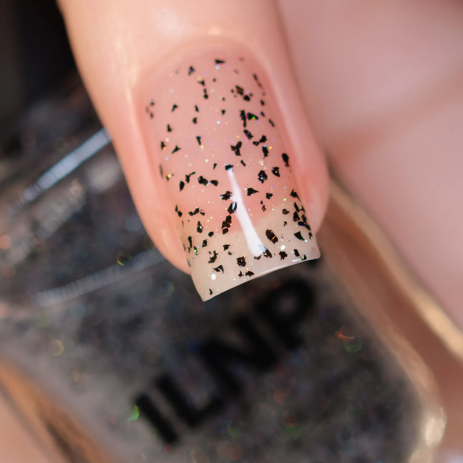 ILNP Conspiracy nagellack svart flake holo