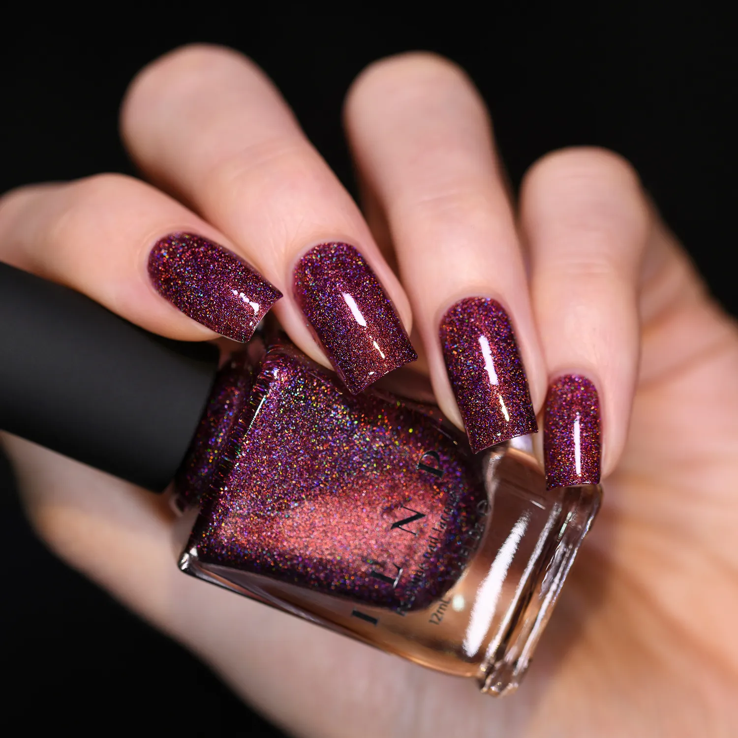 ILNP Manhattan Broadway nagellack vinrött holo