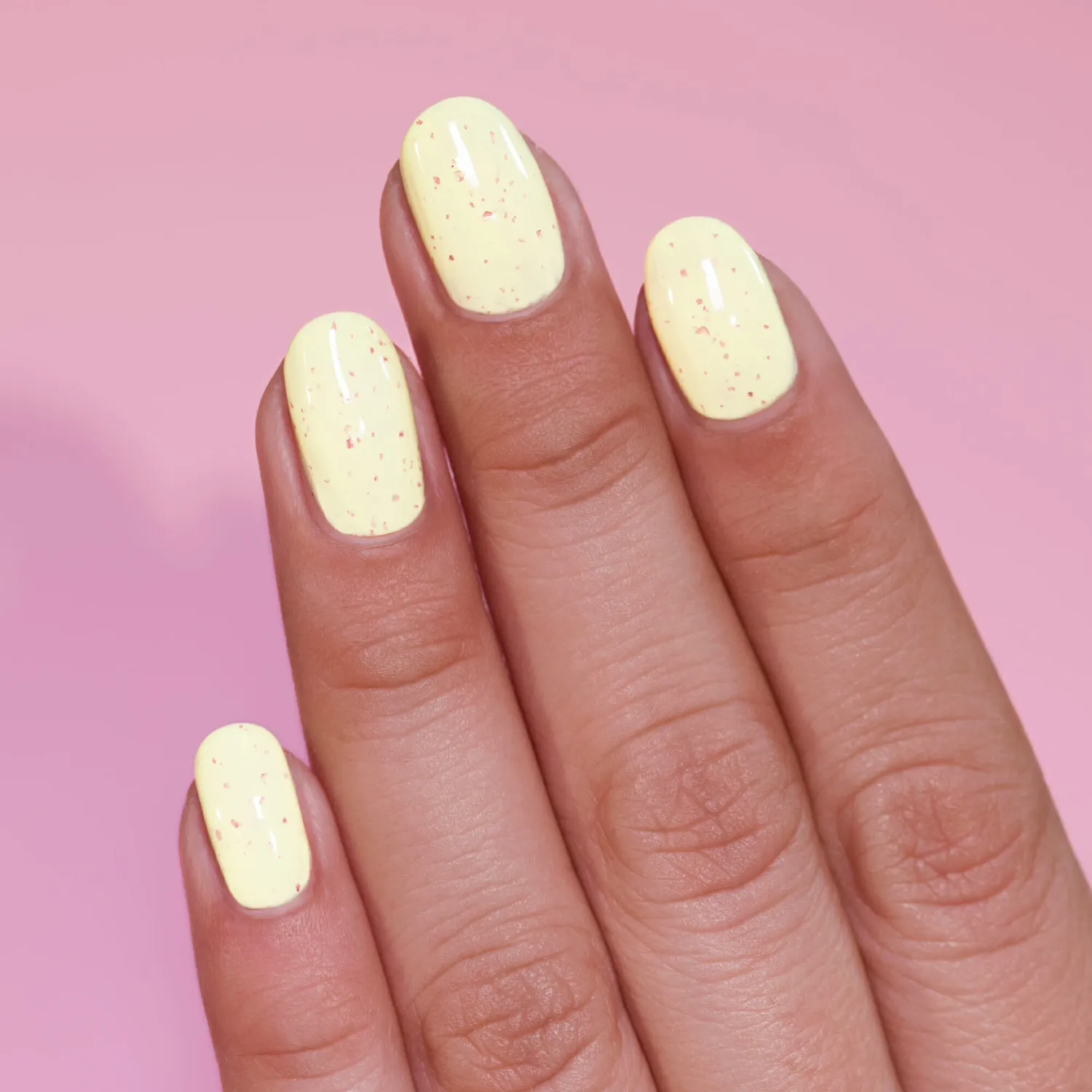 ILNP Lemon Cake nagellack pastellgult rosa flakes