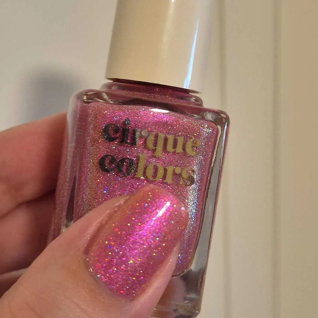 Cirque Colors Pinky’s Up nagellack magenta holografisk shimmer