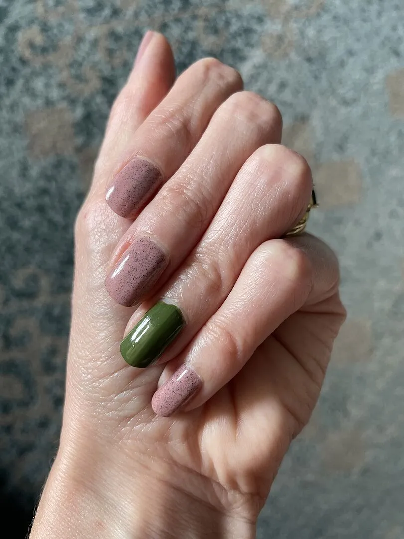 Cirque Colors Wall St nagellack olivgrön crème