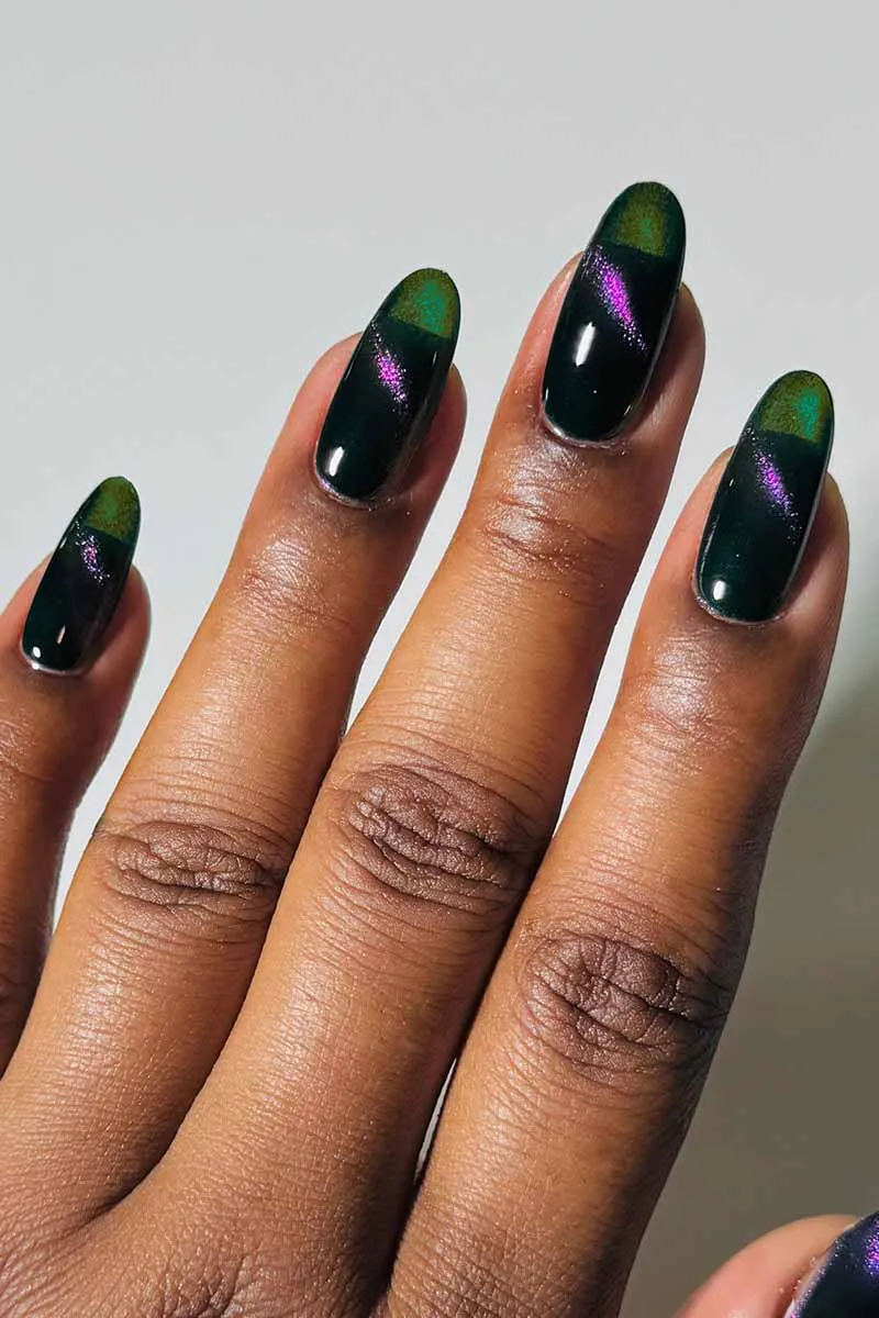 Cirque Colors Folie à Deux nagellack – magnetisk grön