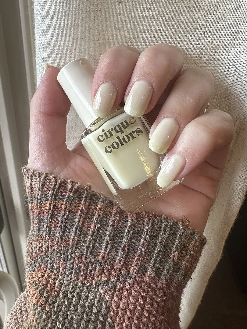 Cirque Colors Milk Glass nagellack off-white crelly