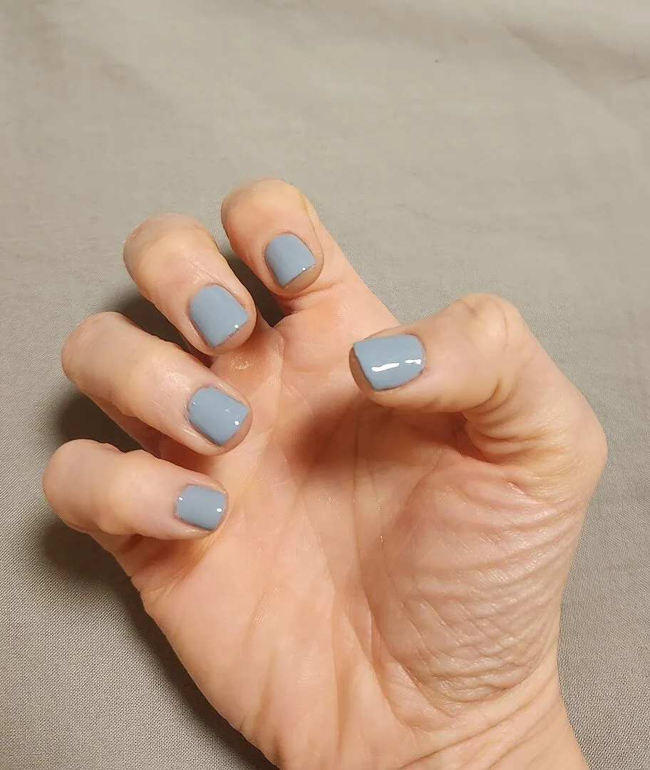 Cirque Colors Storm King nagellack ljusblågrå kräm