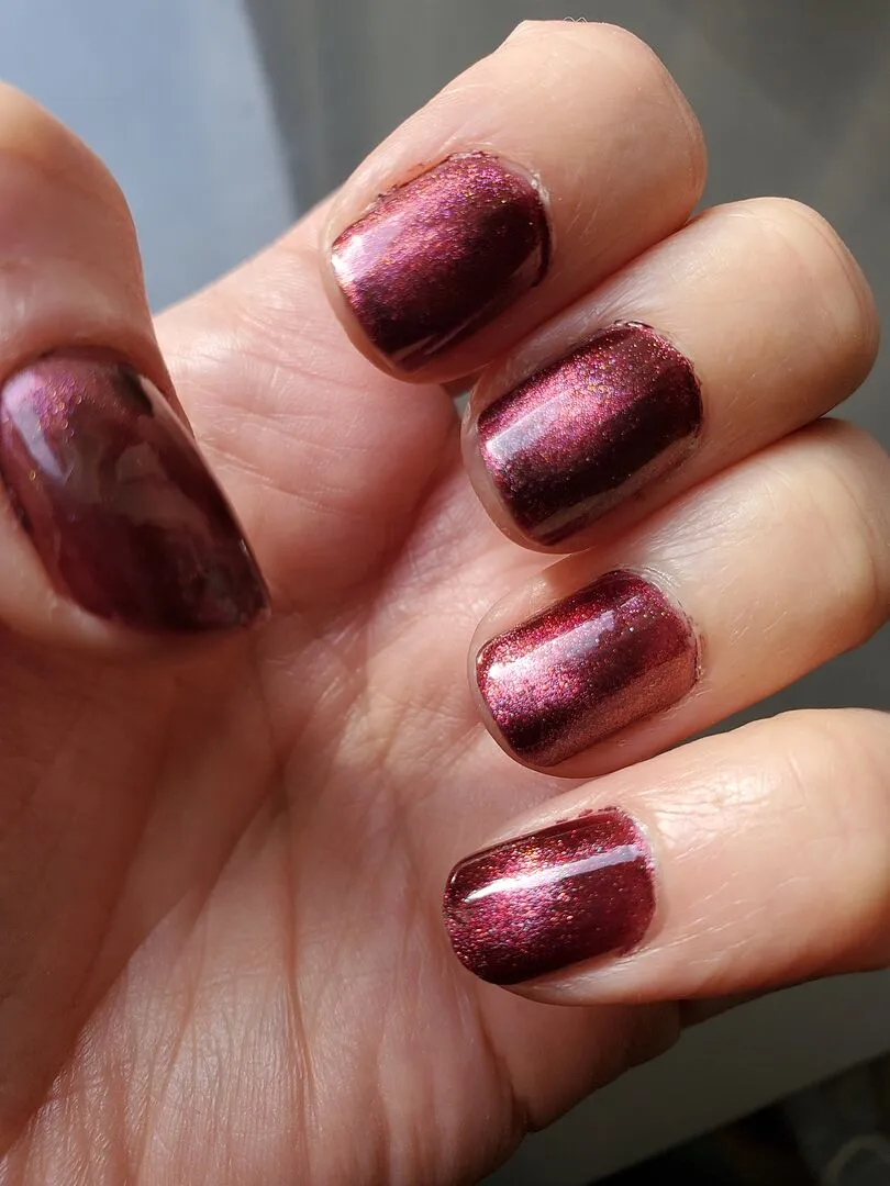 Cirque Colors Kinetic nagellack magnetiskt vinröd jelly