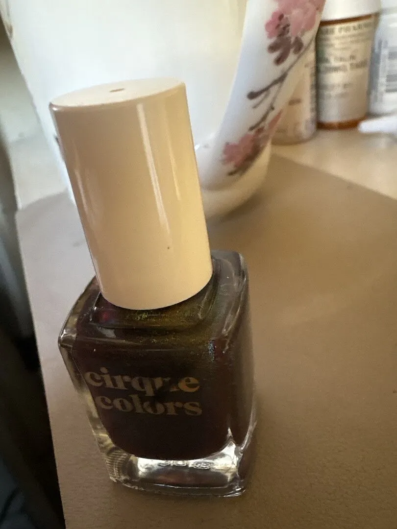 Cirque Colors Pony Up nagellack mörkbrun holografisk