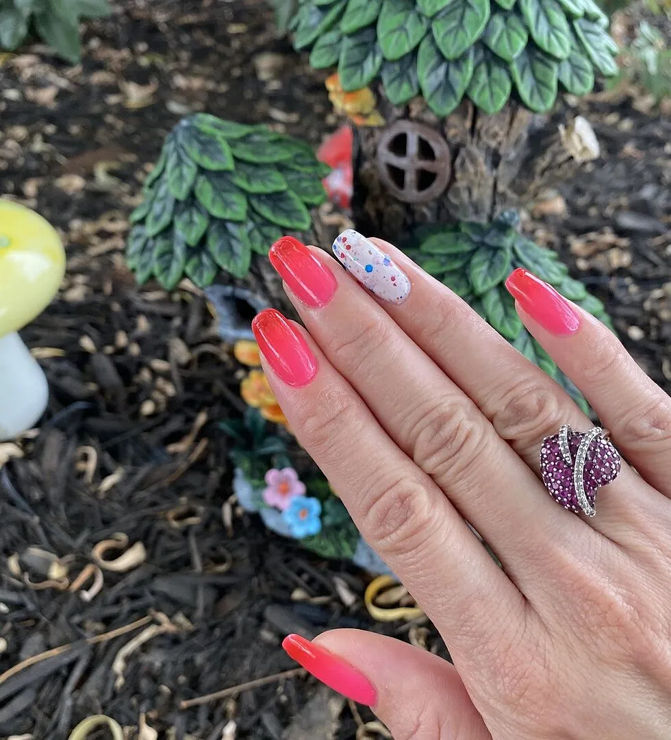 Cirque Colors Mushroom Kingdom nagellack termisk röd