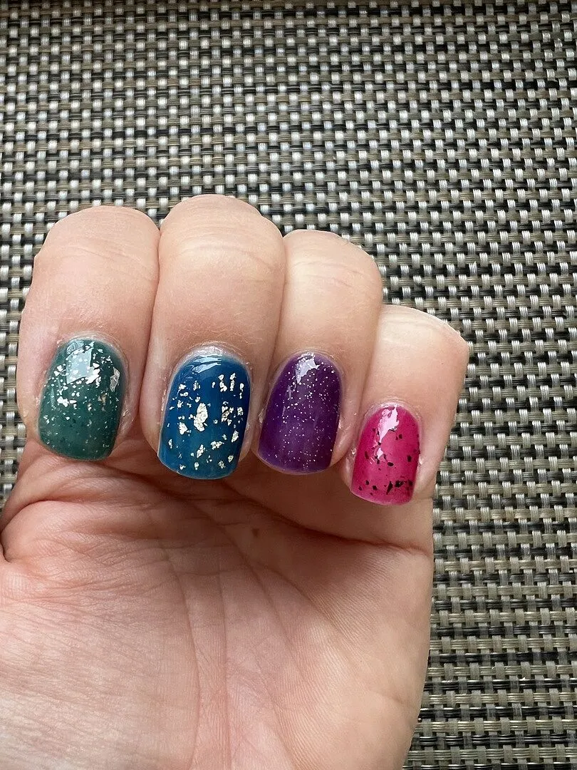 Cirque Colors Silver Lining nagellack silver flakes topper