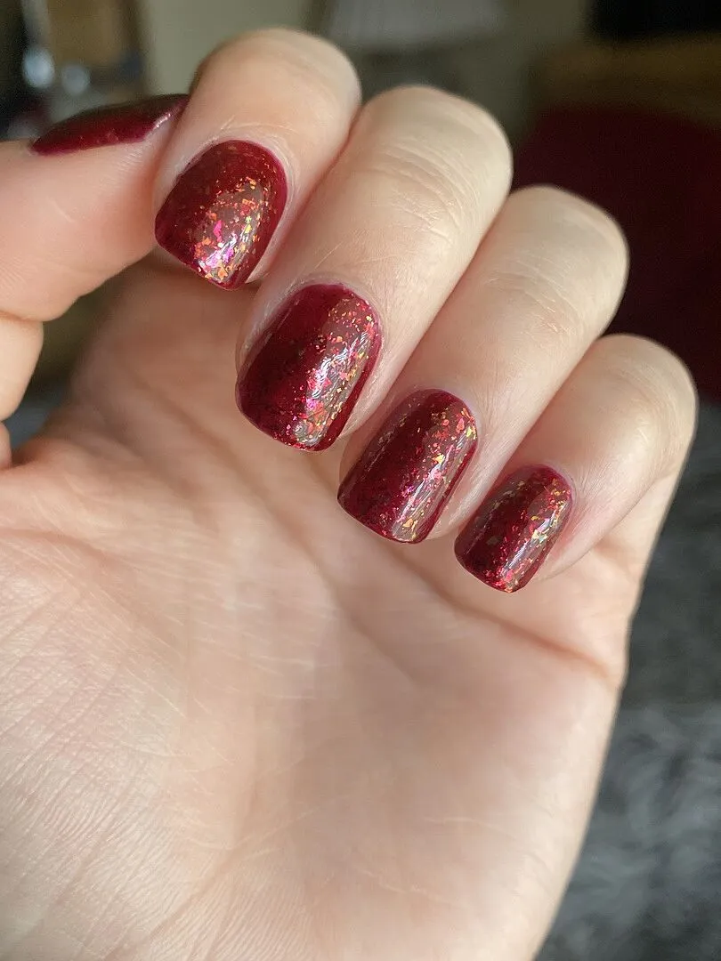 Cirque Colors Snozzberry nagellack jelly vinröd