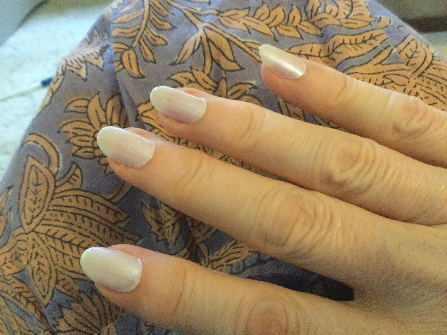 Cirque Colors Mystic Moonstone nagellack mjölkvit shimmer