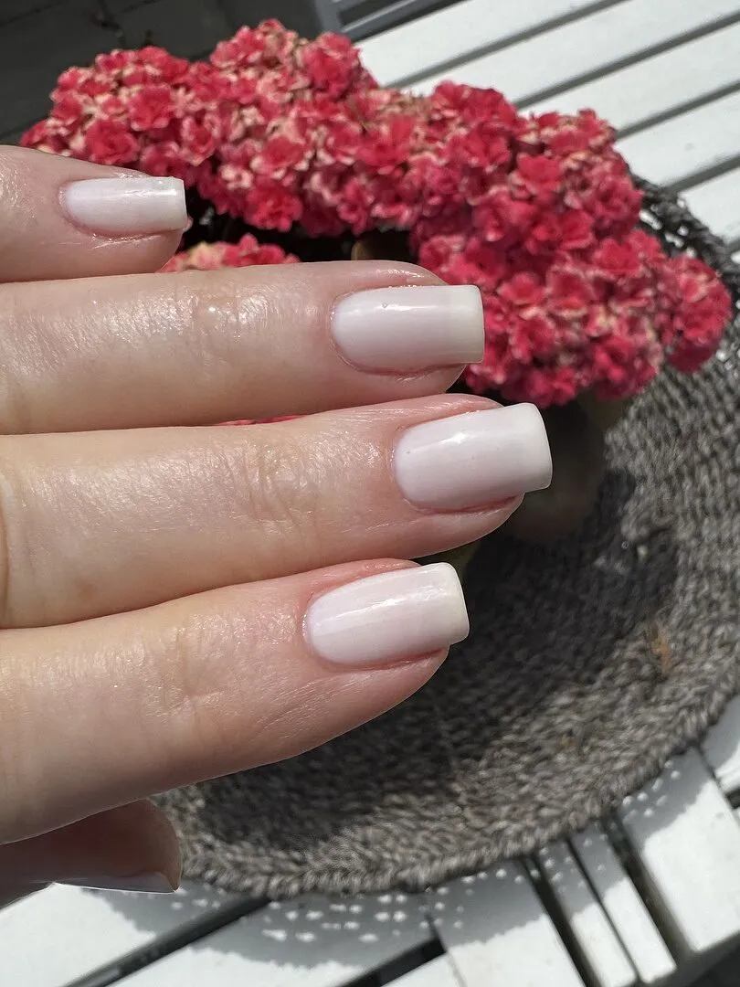Cirque Colors Linen nagellack mjölkvitt sheer