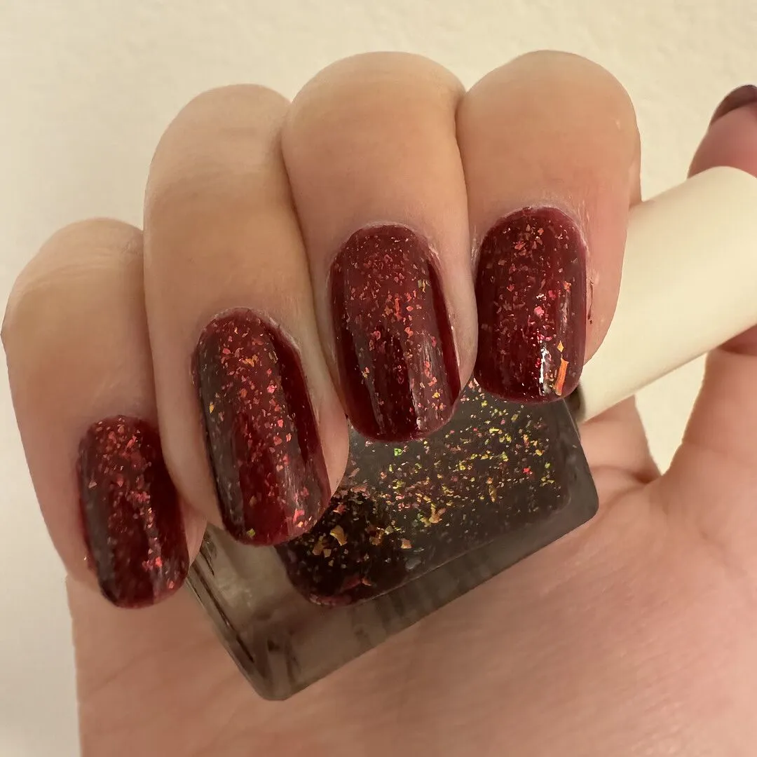 Cirque Colors Snozzberry nagellack jelly vinröd
