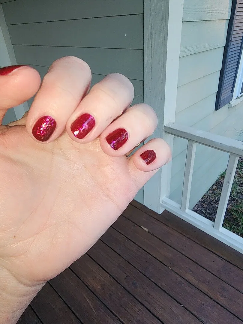 Cirque Colors Snozzberry nagellack jelly vinröd
