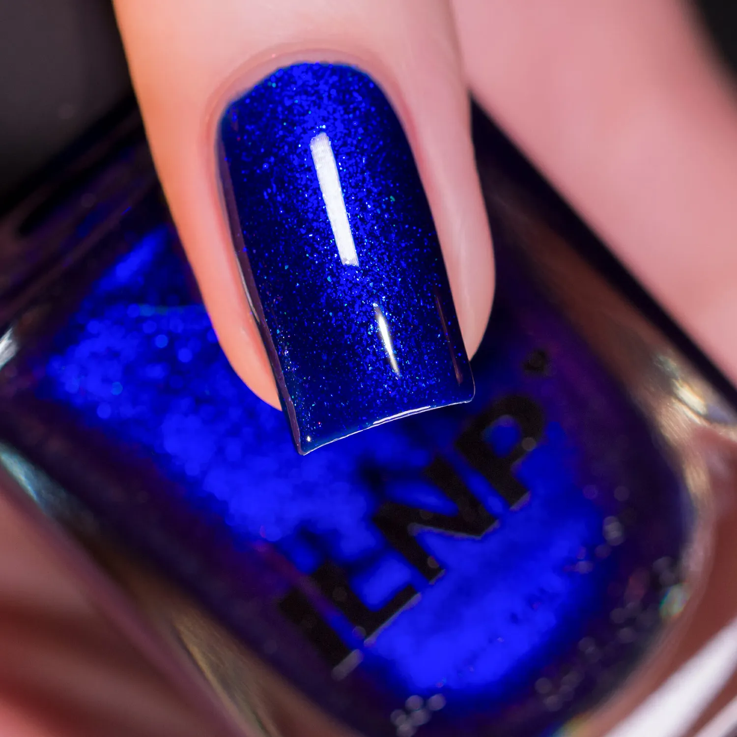ILNP Midnight Kiss nagellack koboltblå shimmer
