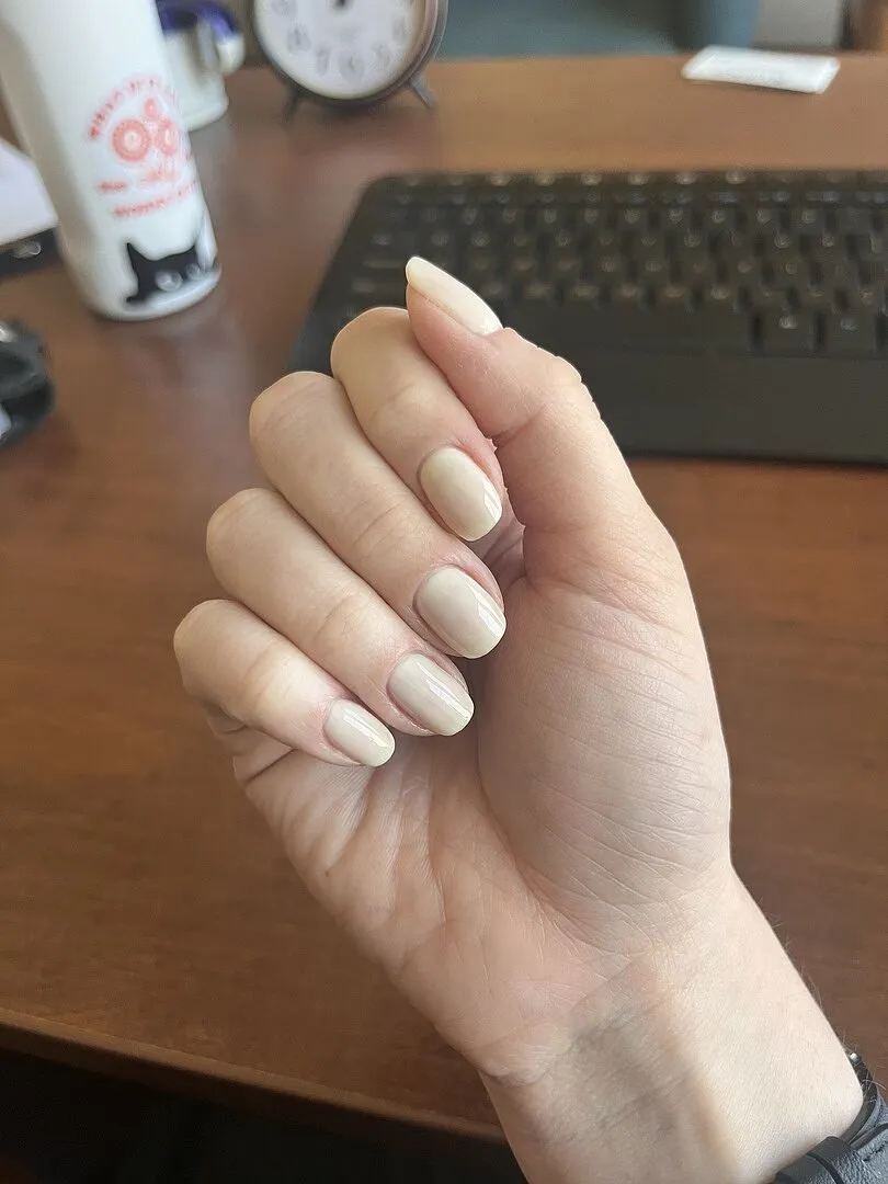 Cirque Colors Milk Glass nagellack off-white crelly