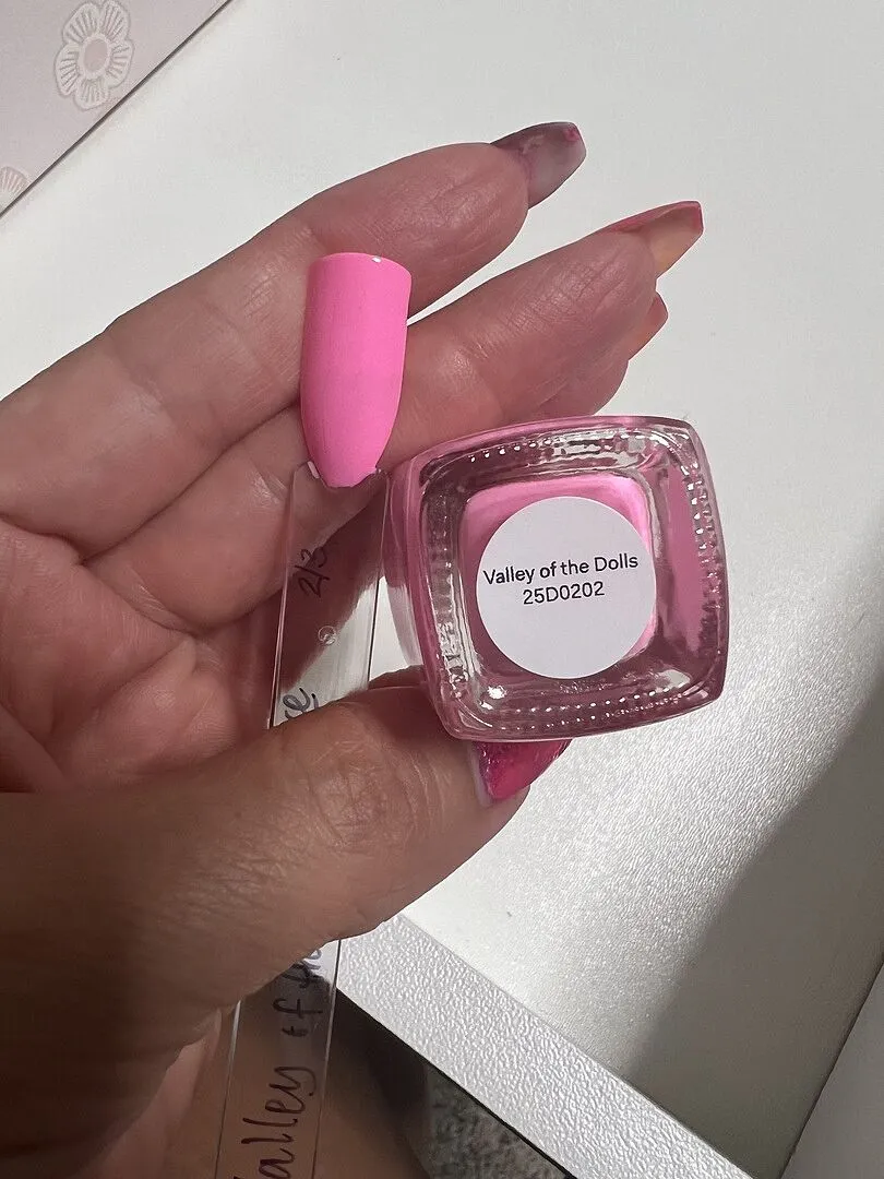 Cirque Colors Valley of the Dolls nagellack neonrosa