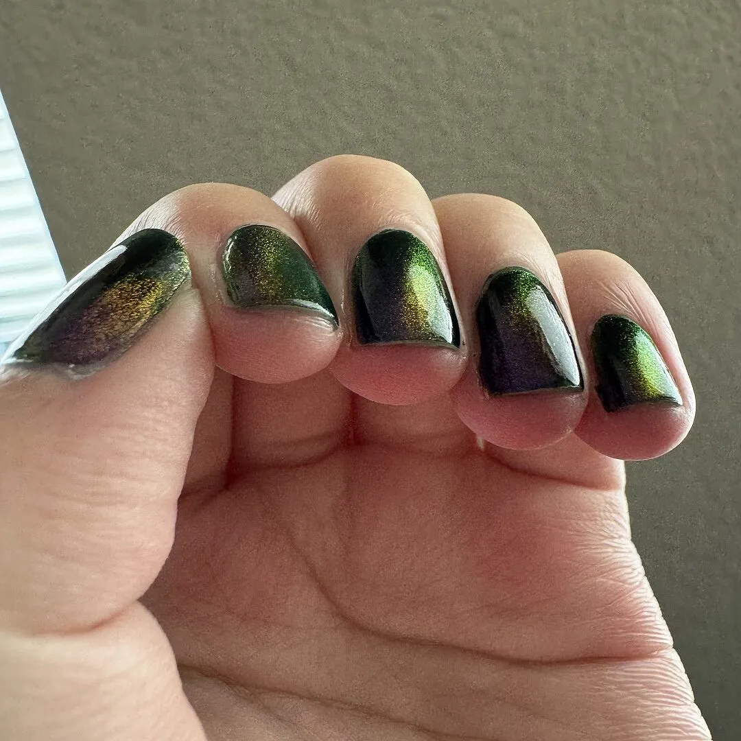 Cirque Colors Folie à Deux nagellack – magnetisk grön