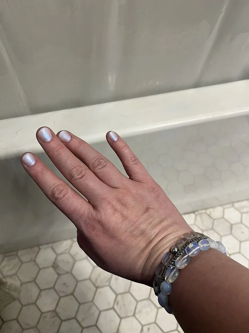 Cirque Colors Mystic Moonstone nagellack mjölkvit shimmer