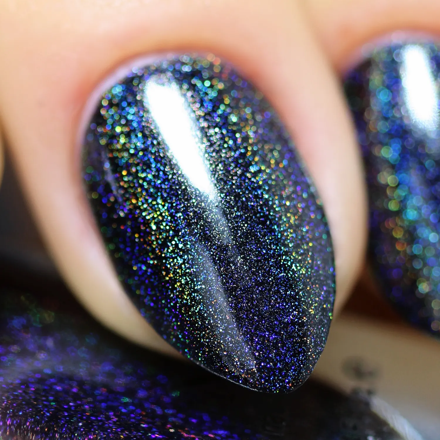 ILNP Black Magic nagellack svart holografisk
