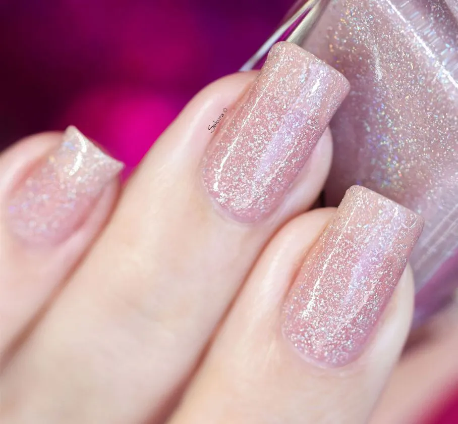 ILNP Sandy Baby nagellack persikobeige holografisk