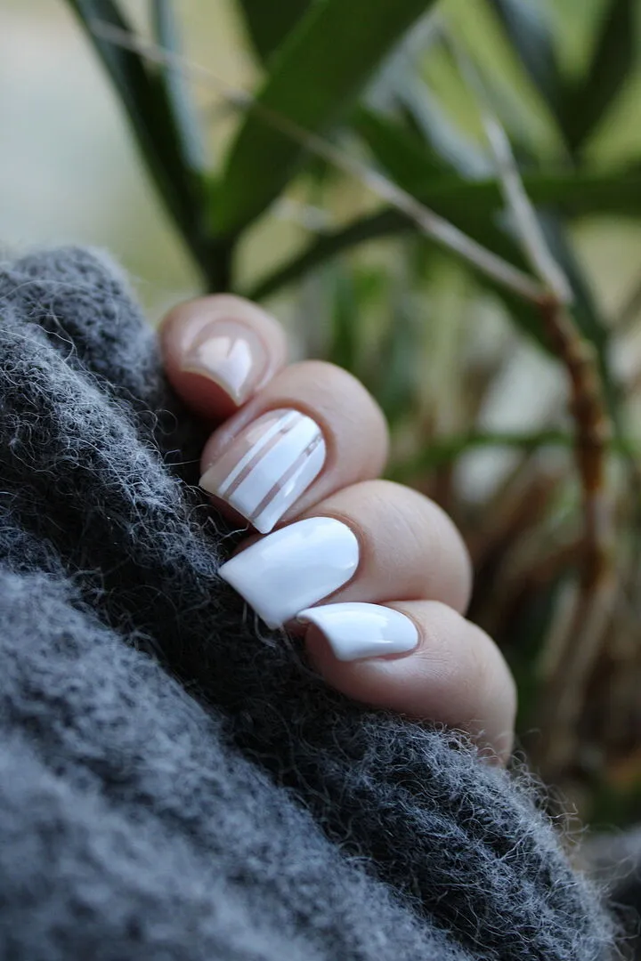 Cirque Colors White Lie nagellack neonvitt kräm