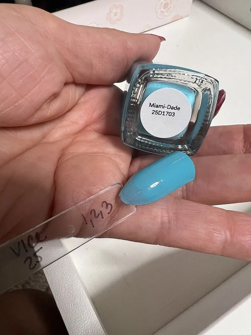 Cirque Colors Miami-Dade nagellack neon cyanblå