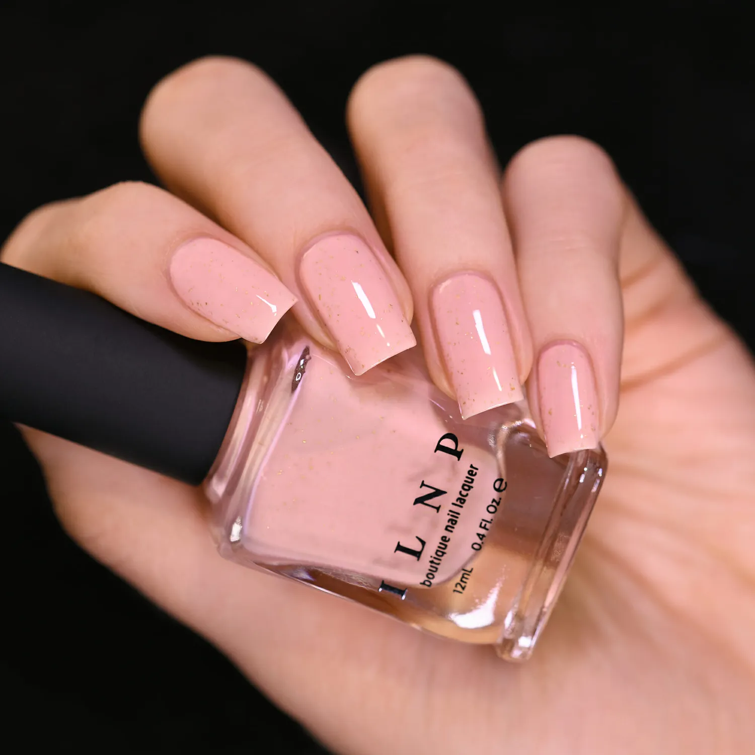 ILNP Courtyard Penelope nagellack ljusrosa metallic