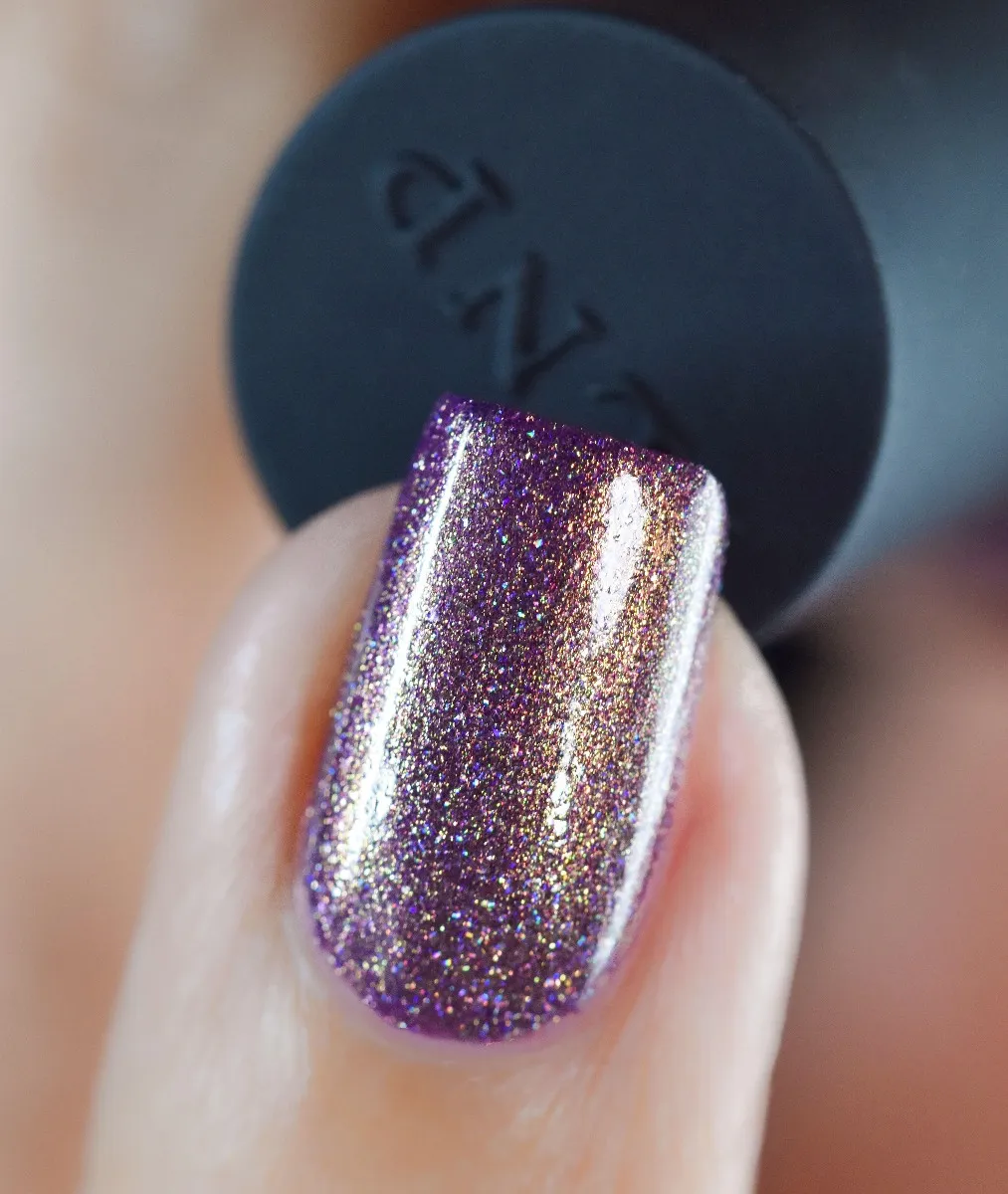 ILNP Off The Grid nagellack lila holografisk