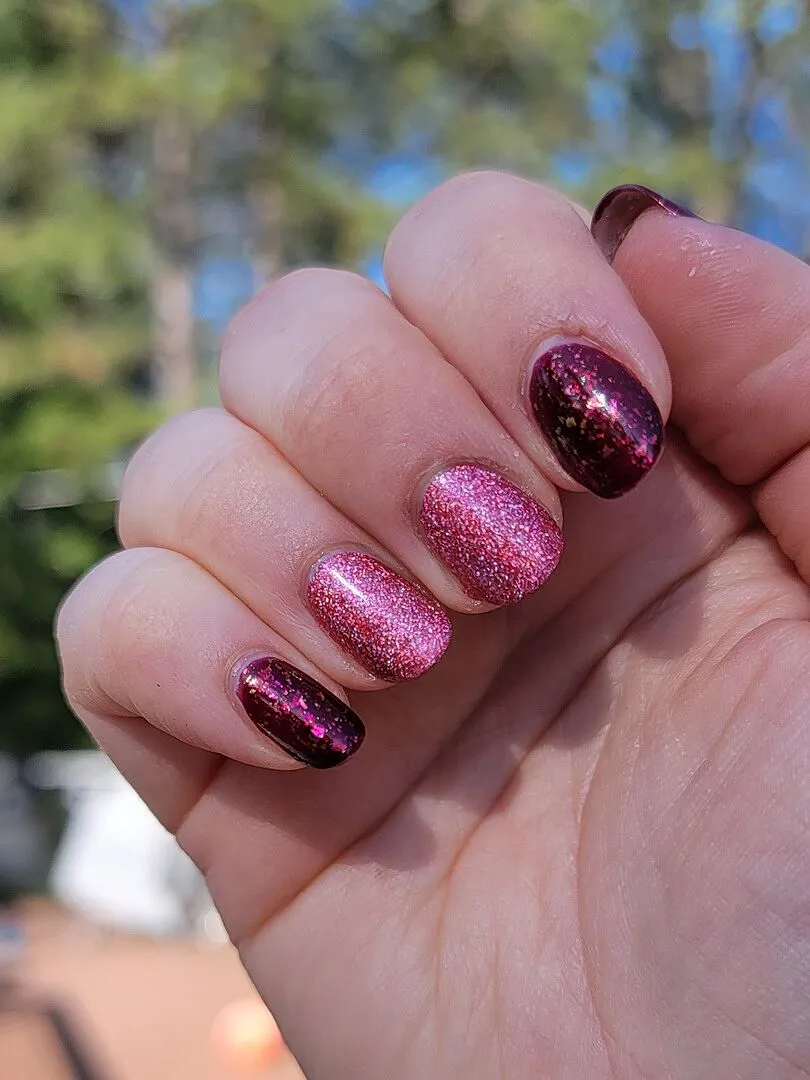 Cirque Colors Snozzberry nagellack jelly vinröd