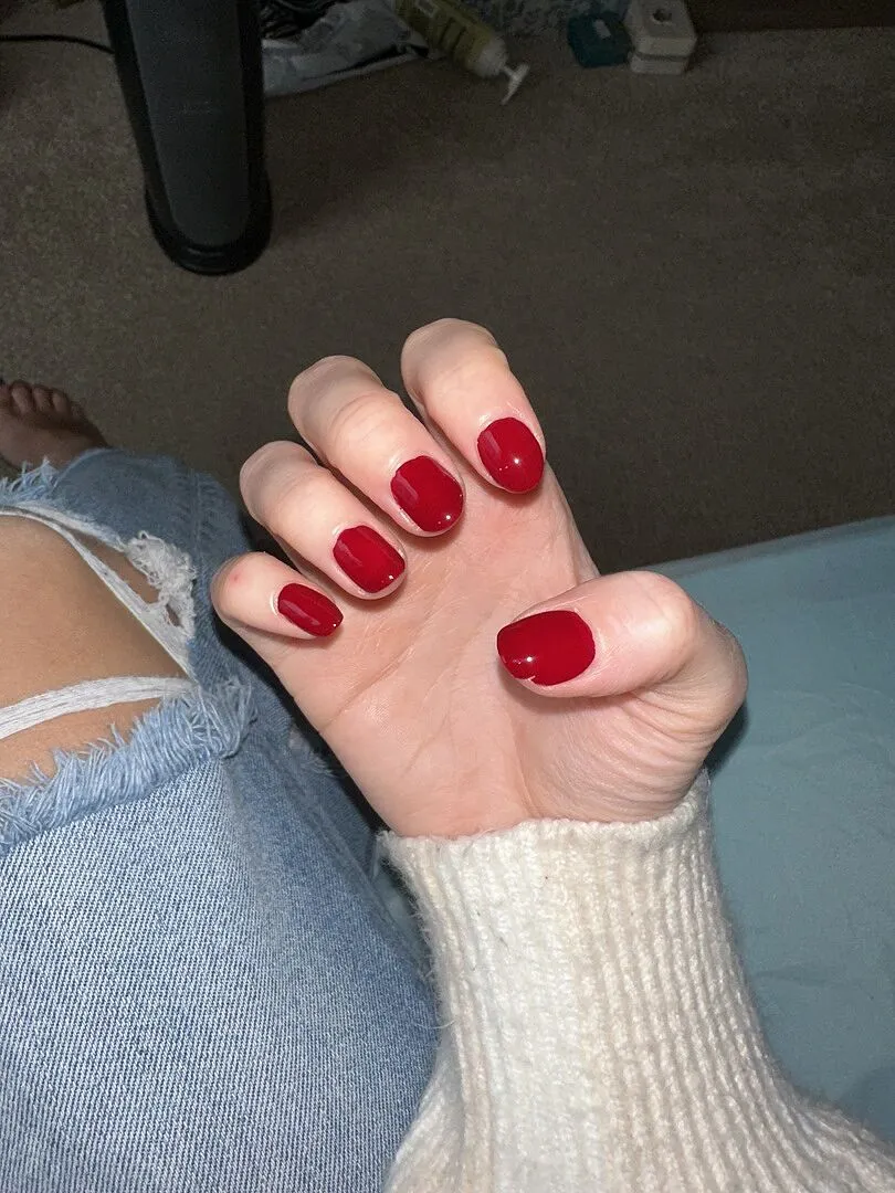 Cirque Colors Rouge Rockefeller nagellack crème vinröd